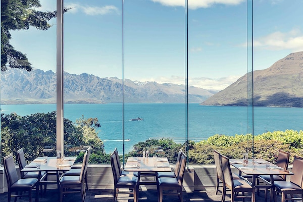 2 restaurantes, se sirve desayuno