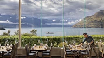 2 restaurants, breakfast served