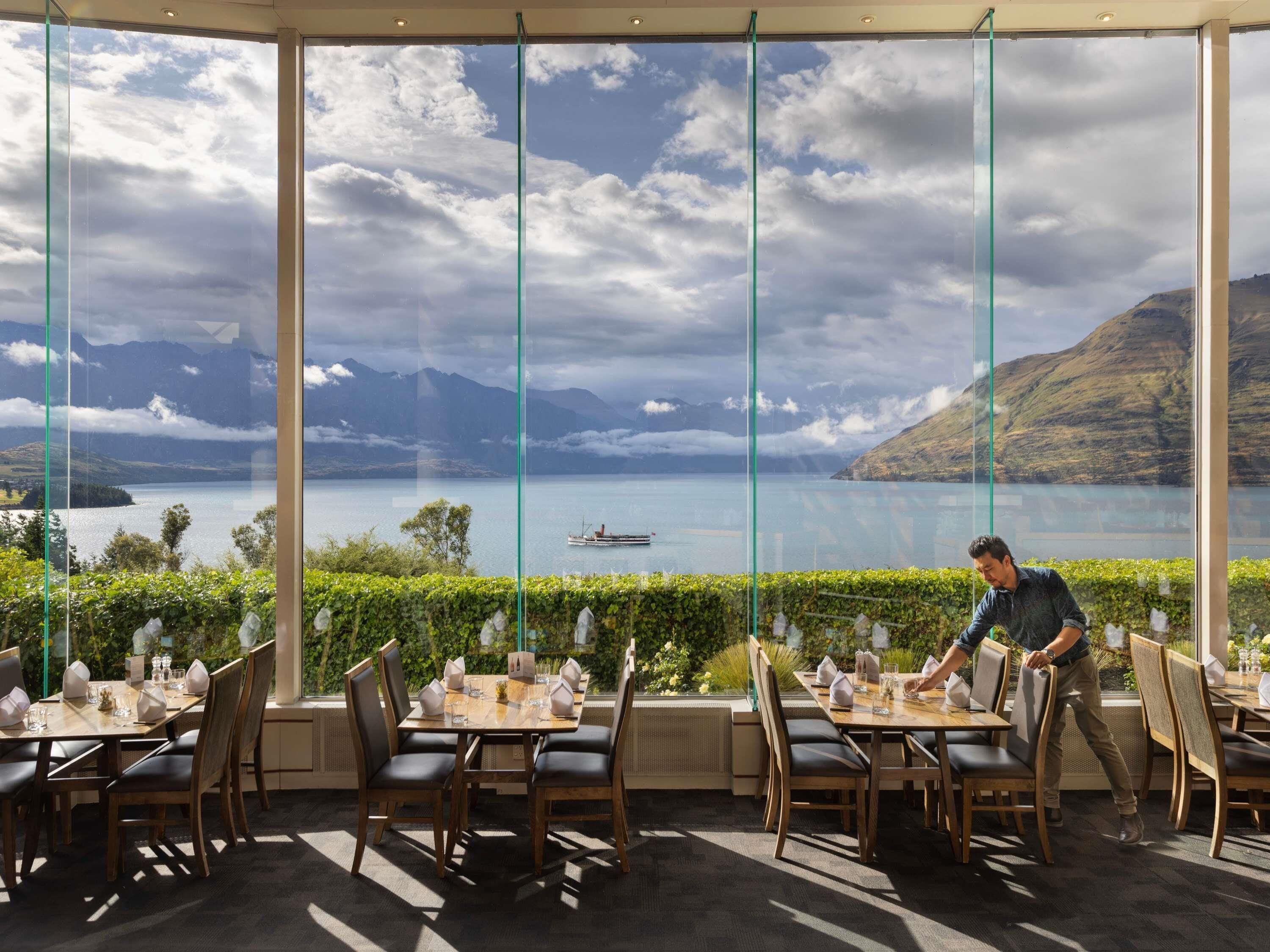 2 restaurants; ze serveren er ontbijt en diner 