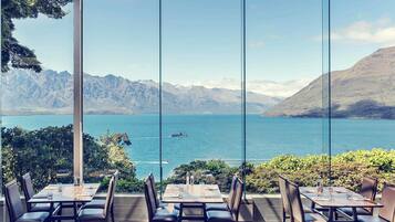 2 nhà hàng, phục vụ bữa sáng