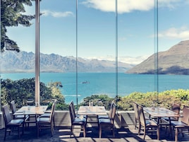 2 restaurants; breakfast and dinner served