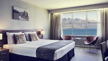 Superior Room, 1 King Bed, Lake View | In-room safe, individually furnished, desk, blackout drapes
