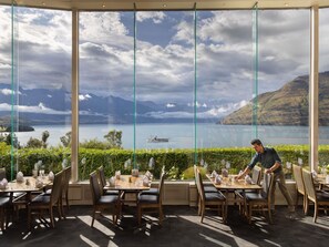 2 restaurants; breakfast and dinner served - Mercure Queenstown Resort (Queenstown)