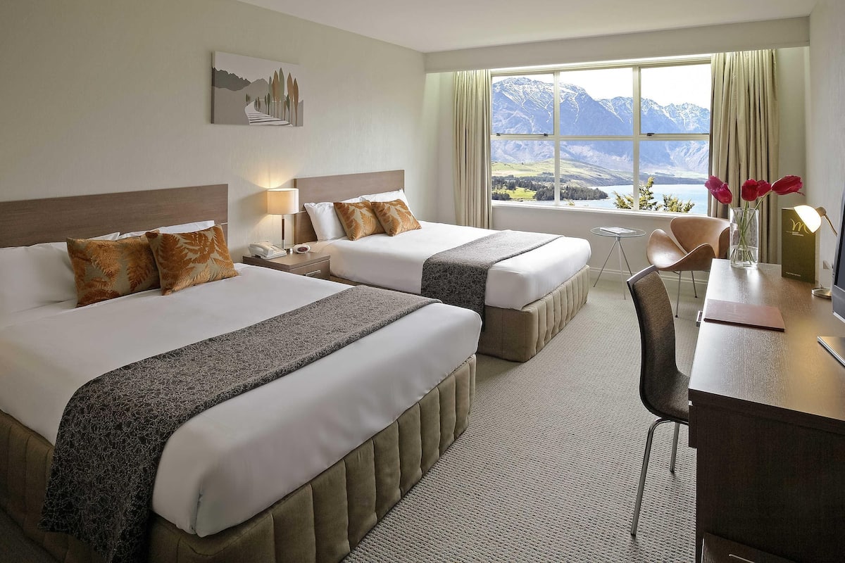 Kamer, 2 queensize bedden, uitzicht op meer | Een kluis op de kamer, individueel gemeubileerd, een bureau