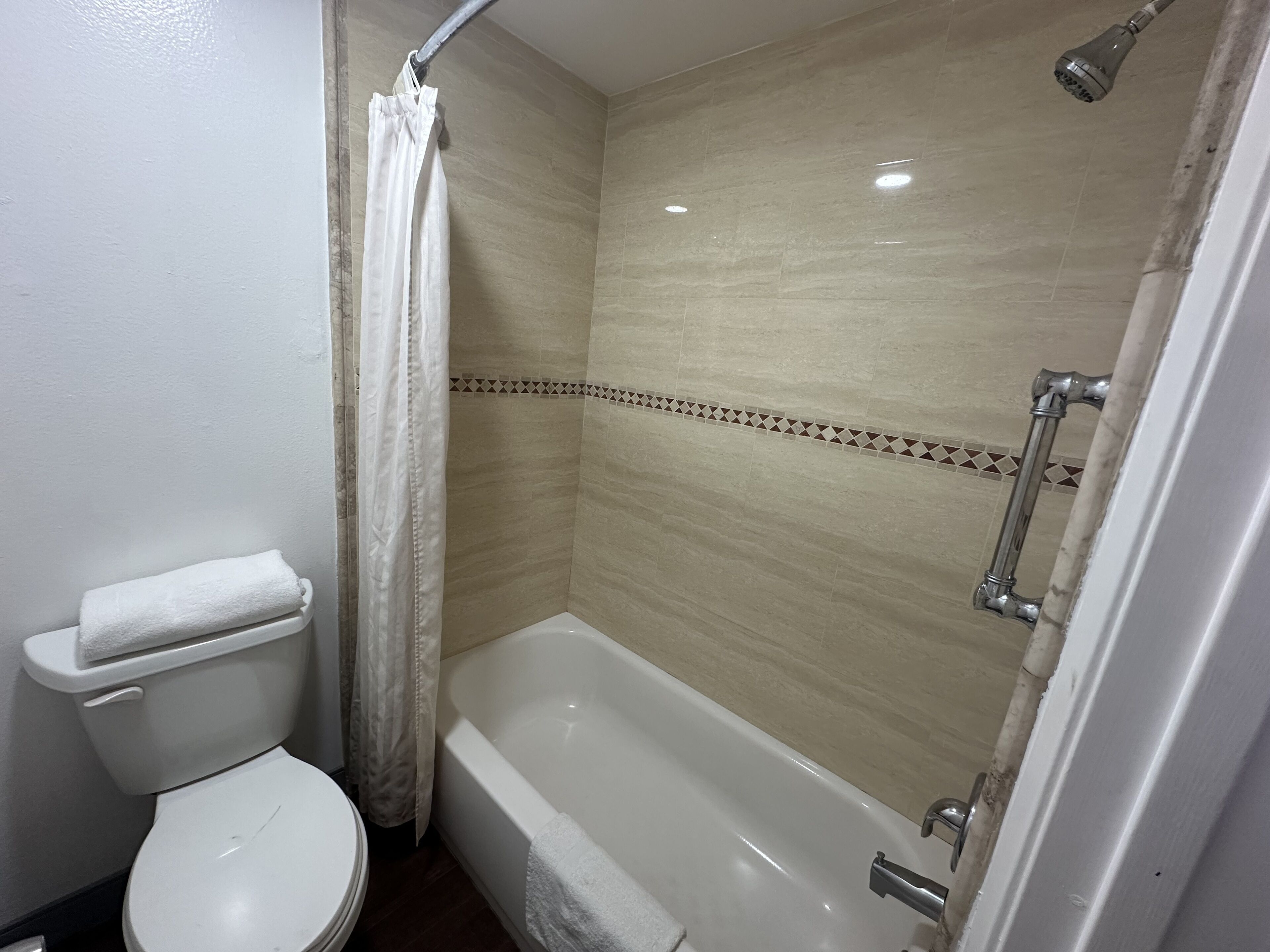 Un baño con inodoro, bañera y ducha.