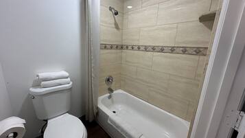 Ducha, secador de pelo, toallas