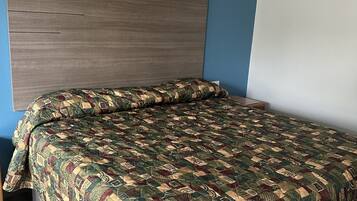 Tabla de planchar con plancha, wifi gratis, ropa de cama y despertador