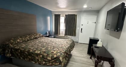 Palm Inn Hotel near Tyler Mall Riverside