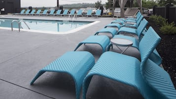 Seasonal outdoor pool, free cabanas, pool umbrellas