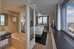 Hypo-allergenic bedding, in-room safe, desk, laptop workspace - Park Inn by Radisson Berlin Alexanderplatz (Berlin)