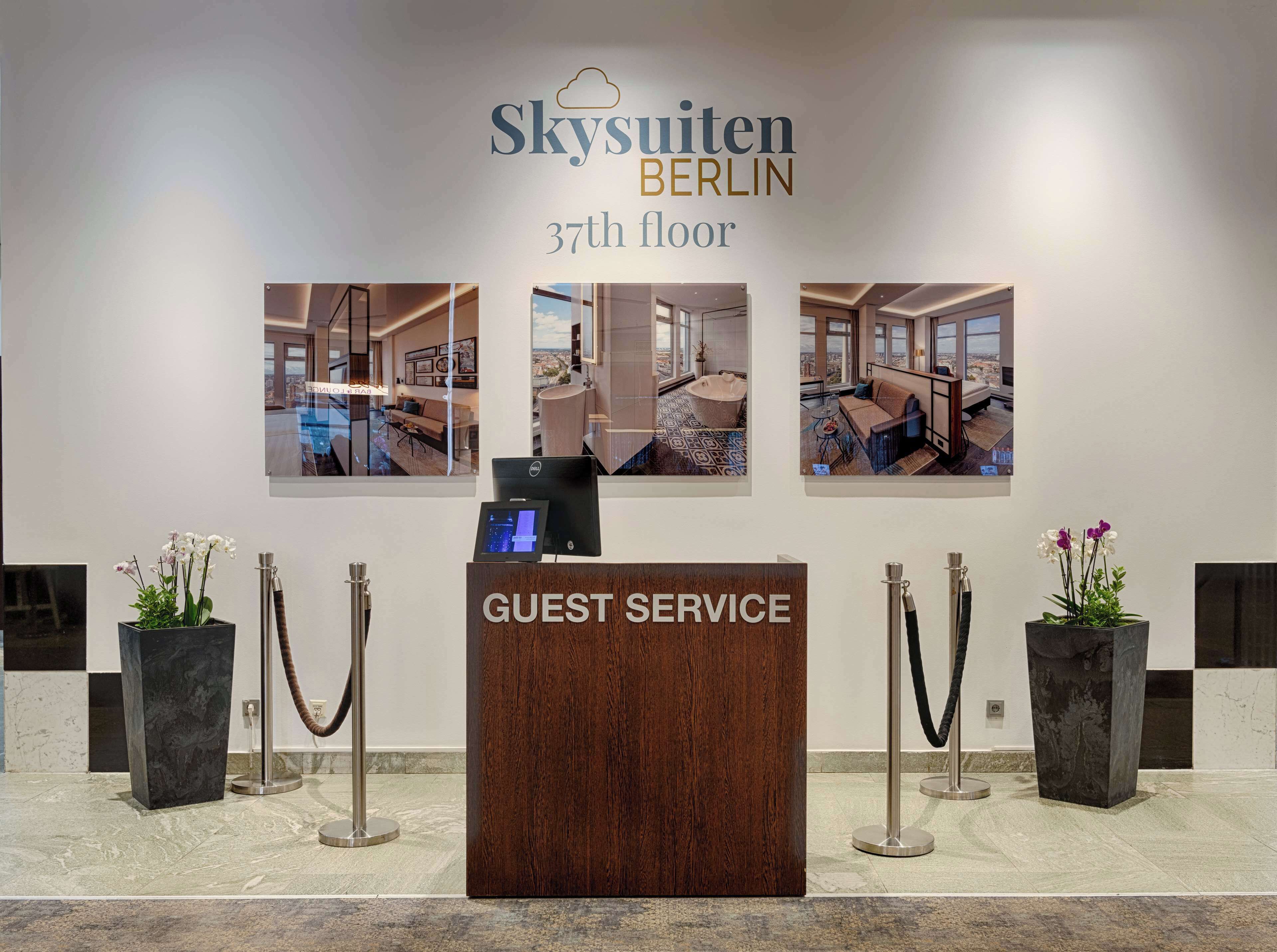 Mostrador de atención al cliente en Skysuiten Berlín en el piso 37, con vistas a la ciudad.