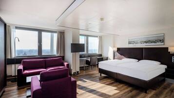 Hypo-allergenic bedding, in-room safe, desk, laptop workspace