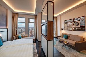 Suite (Sky) | Ropa de cama hipoalergénica, caja fuerte, escritorio