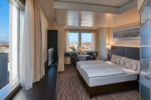 Hypo-allergenic bedding, in-room safe, desk, blackout drapes