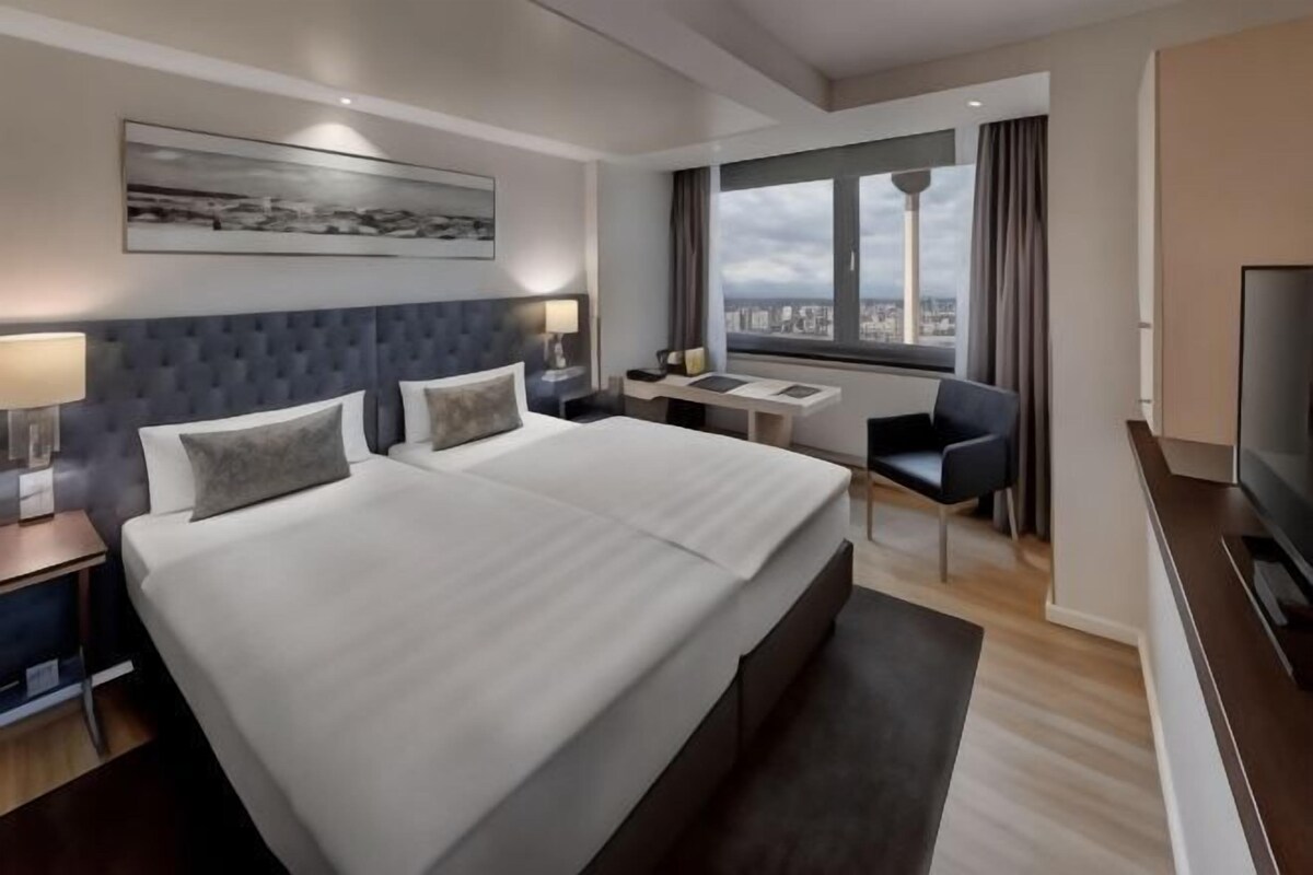 Hypo-allergenic bedding available, in-room safe, desk, laptop workspace