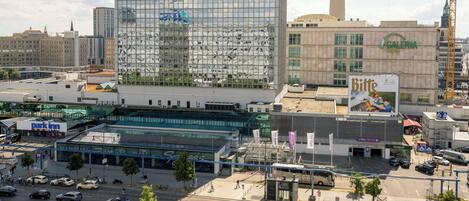 Un edificio moderno con fachada de vidrio, un estacionamiento y un letrero que dice 'Park Inn'.