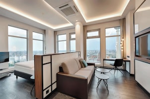 Hypo-allergenic bedding, in-room safe, desk, laptop workspace