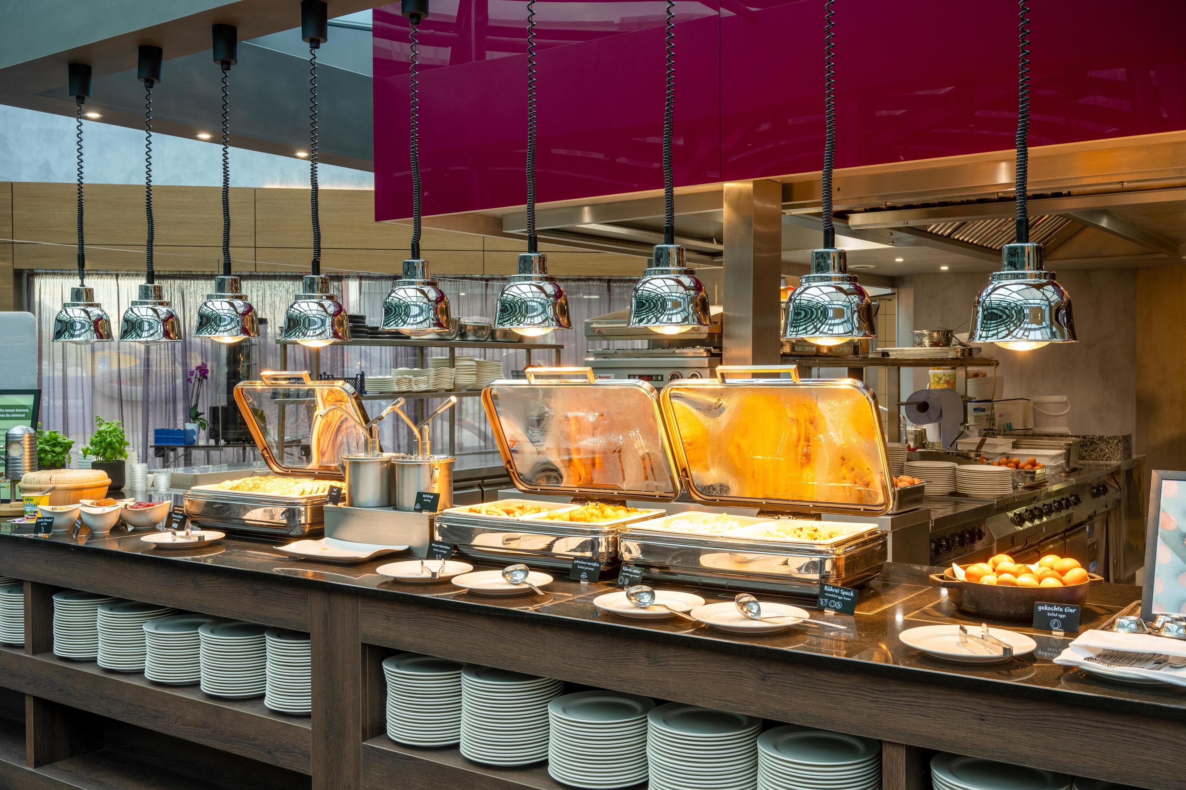 Una mesa de buffet con diversos alimentos y utensilios.