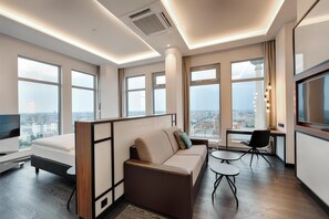 Hypo-allergenic bedding, in-room safe, desk, laptop workspace