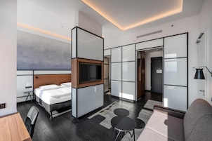 Hypo-allergenic bedding, in-room safe, desk, laptop workspace