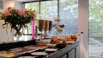 Petit déjeuner buffet (15.00 EUR par personne)