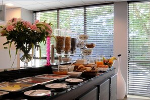 Desayuno buffet (EUR 15.00 por persona) 