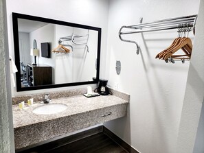 Ensemble douche/baignoire, articles de toilette gratuits, sèche-cheveux