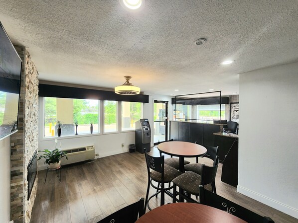 Lobby sitting area - Super 8 by Wyndham Shreveport (Shreveport)