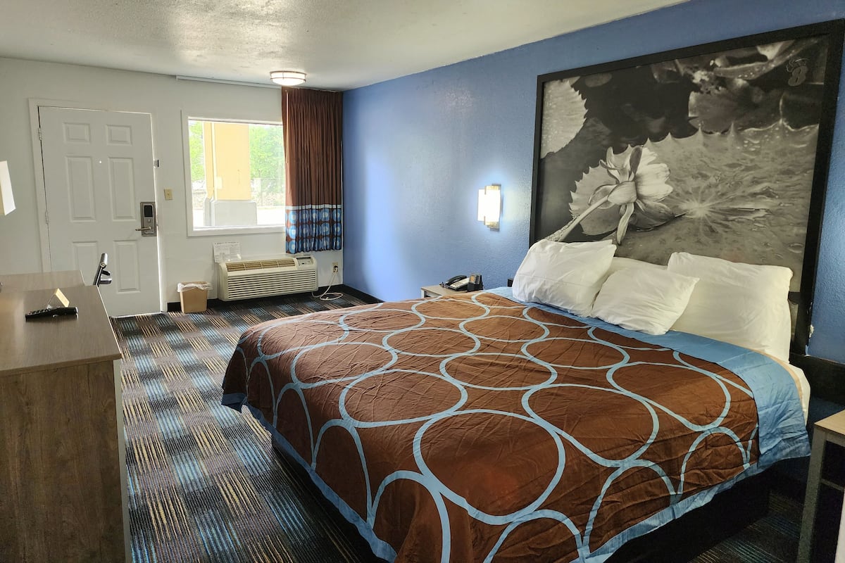 Room, 1 King Bed, Non Smoking | Free WiFi, bed sheets, alarm clocks
