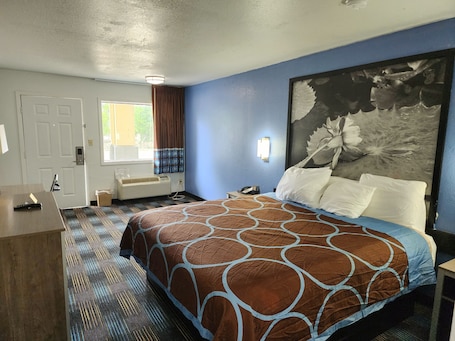 Wifi gratis, ropa de cama y despertador