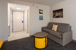 Suite, 1 cama de matrimonio grande con sofá cama, no fumadores | Escritorio, cortinas opacas, tabla de planchar con plancha