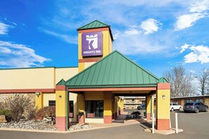 Exterior - Knights Inn Montgomeryville (North Wales)