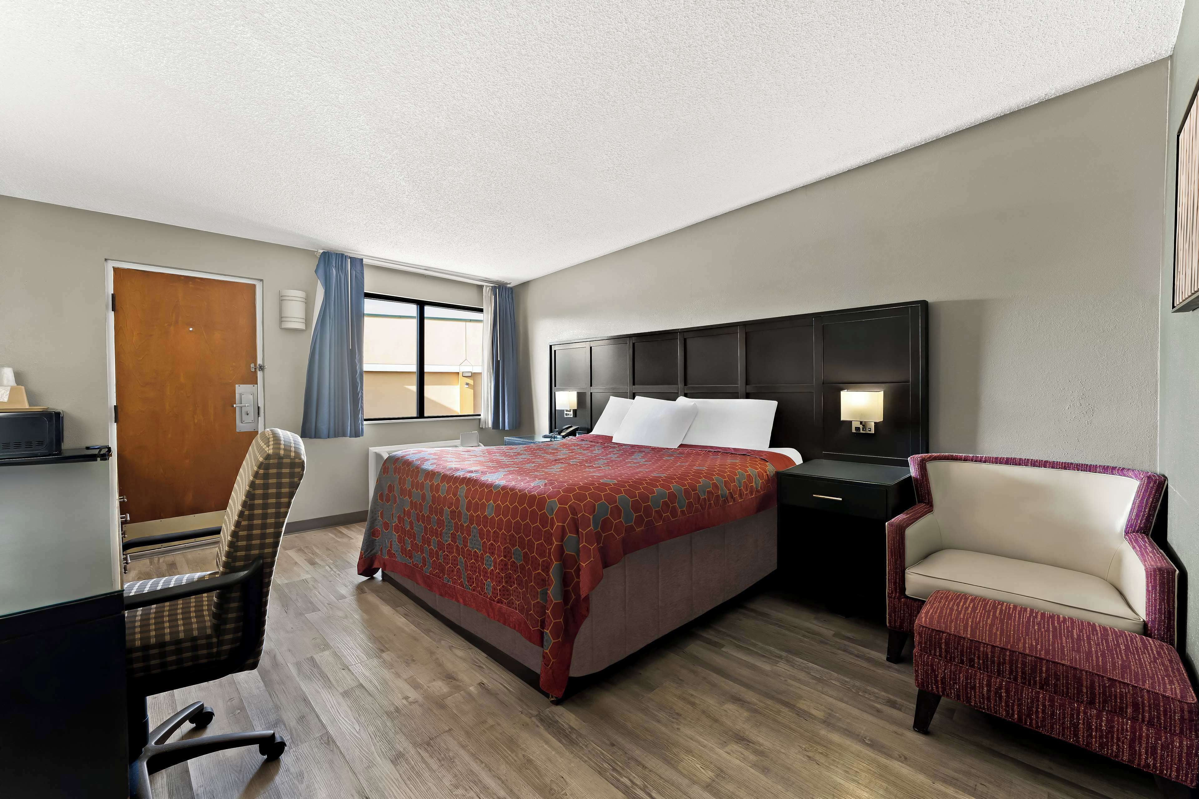 Escritorio, tabla de planchar con plancha y cunas 