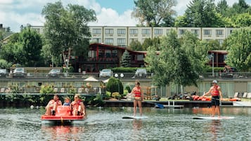 Un hotel frente al lago con actividades de remo y paddleboard.