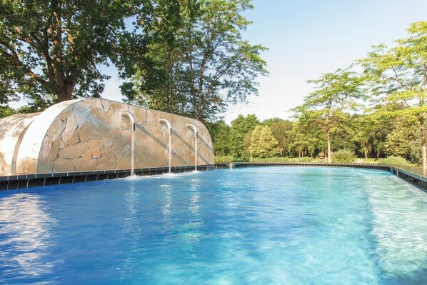 Indoor pool, 3 outdoor pools