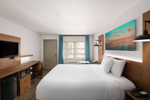 Room, 1 King Bed, Non Smoking | Premium bedding, desk, laptop workspace, iron/ironing board - La Quinta Inn by Wyndham San Diego - Miramar (San Diego)