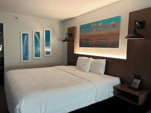 Luxe beddengoed, een bureau, een laptopwerkplek