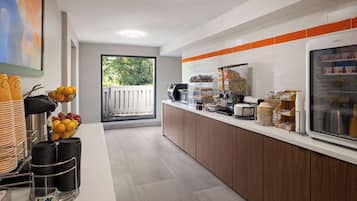 Sudah termasuk sarapan ala kontinental setiap hari