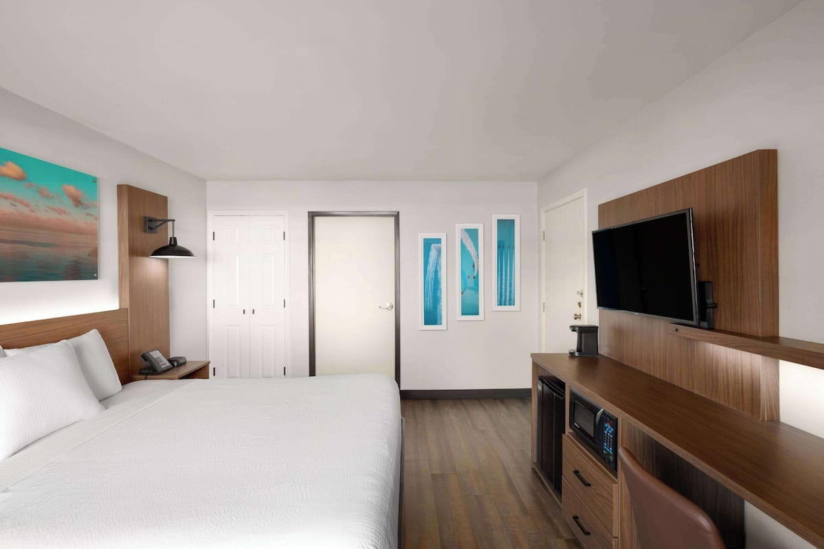 Chambre, 1 trÚs grand lit, non-fumeurs (Mobility, Bathtub w/Grab Bars) | Literie de qualité supérieure, bureau