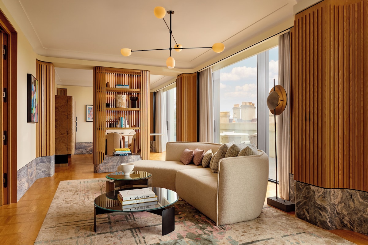 Hyde Park Penthouse | Living area | Smart TV, pay movies