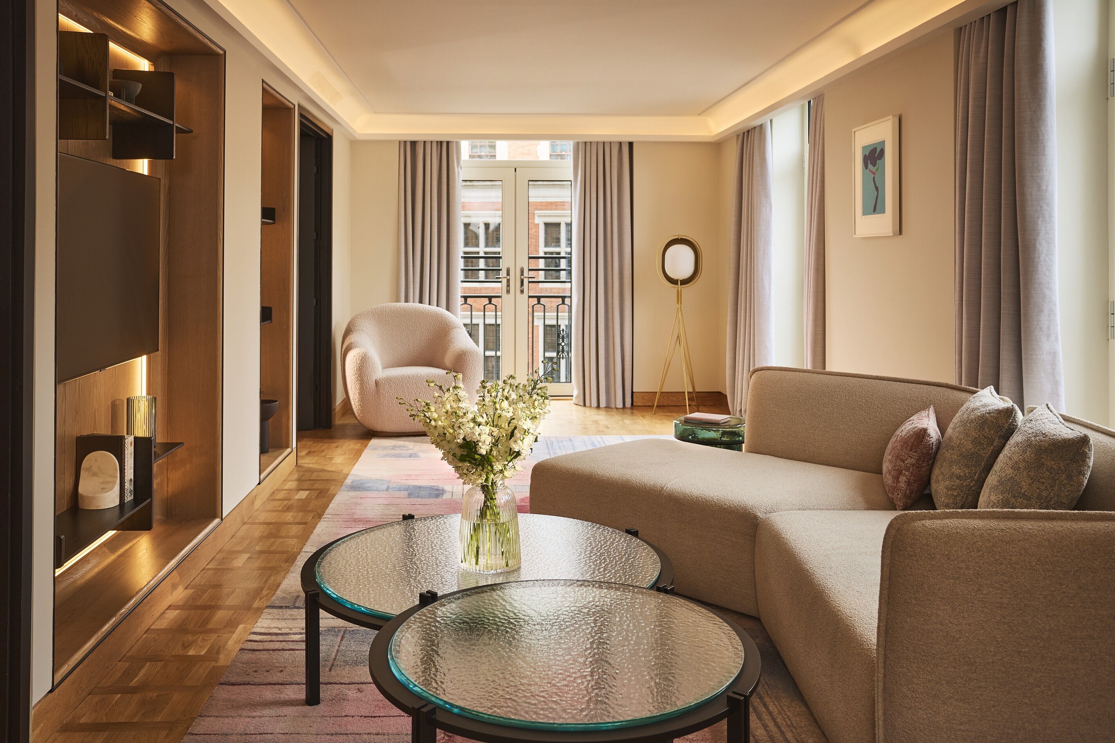Deluxe Park Suite | Living area | Smart TV, pay movies