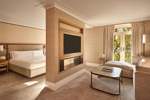 Deluxe Junior Suite | 1 bedroom, Egyptian cotton sheets, premium bedding, free minibar items