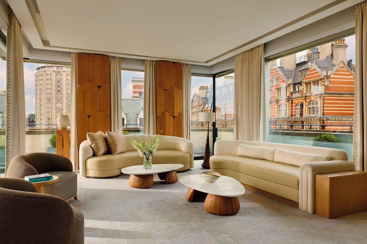 Knightsbridge Pavillion Penthouse | Living area | Smart TV, pay movies