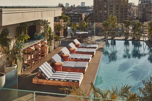 Una piscina techada, una piscina al aire libre, camas de piscina gratis