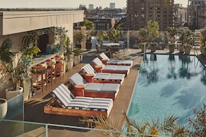 Una piscina cubierta, una piscina al aire libre