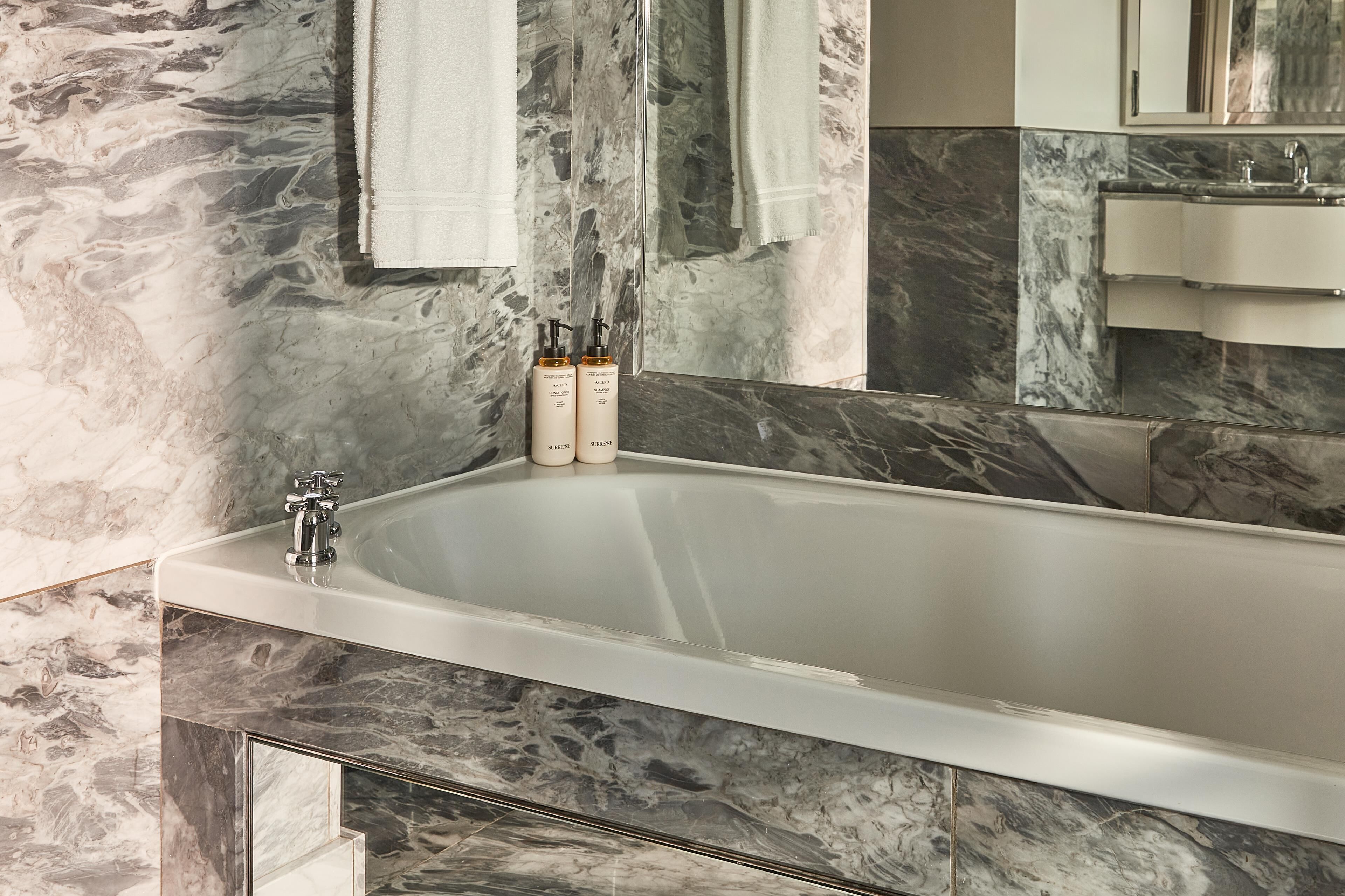 balcony junior suite | bathroom | combined shower/bathtub, deep-soaking bathtub, designer toiletries