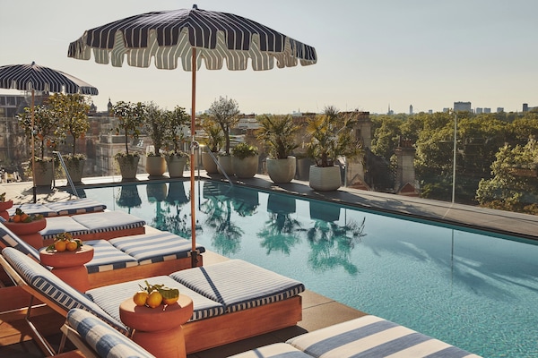 室內泳池、季節性室外泳池;07:00 至 19:00 開放;免費小屋、躺椅