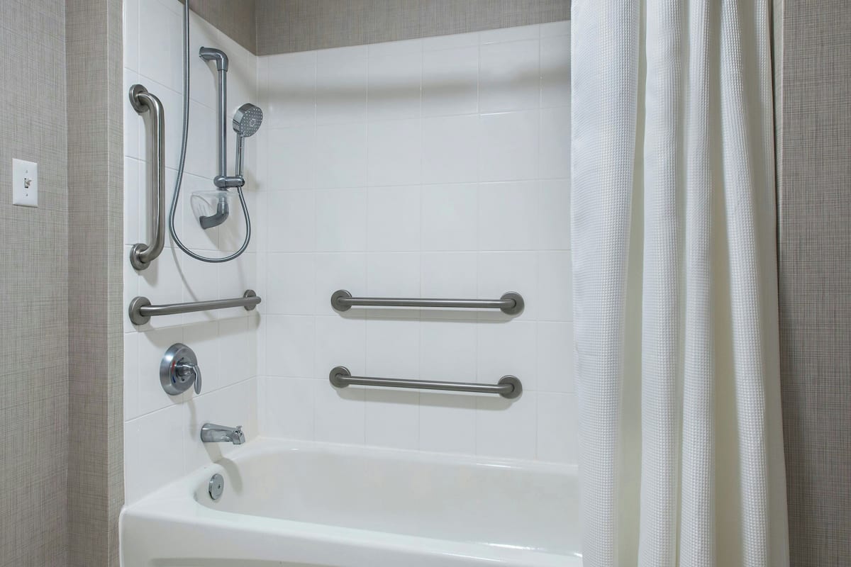 Combined shower/tub, designer toiletries, hair dryer, towels