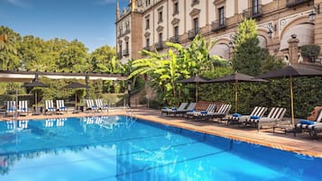 Ulkouima-allas, aurinkovarjoja, aurinkotuoleja