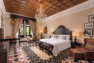 Ropa de cama de alta calidad, cubrecamas y minibar 